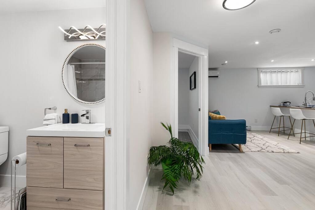 Beautiful 1 Bedroom Apartment - Private Entrance Moncton Exterior photo