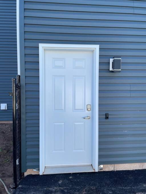 Beautiful 1 Bedroom Apartment - Private Entrance Moncton Exterior photo